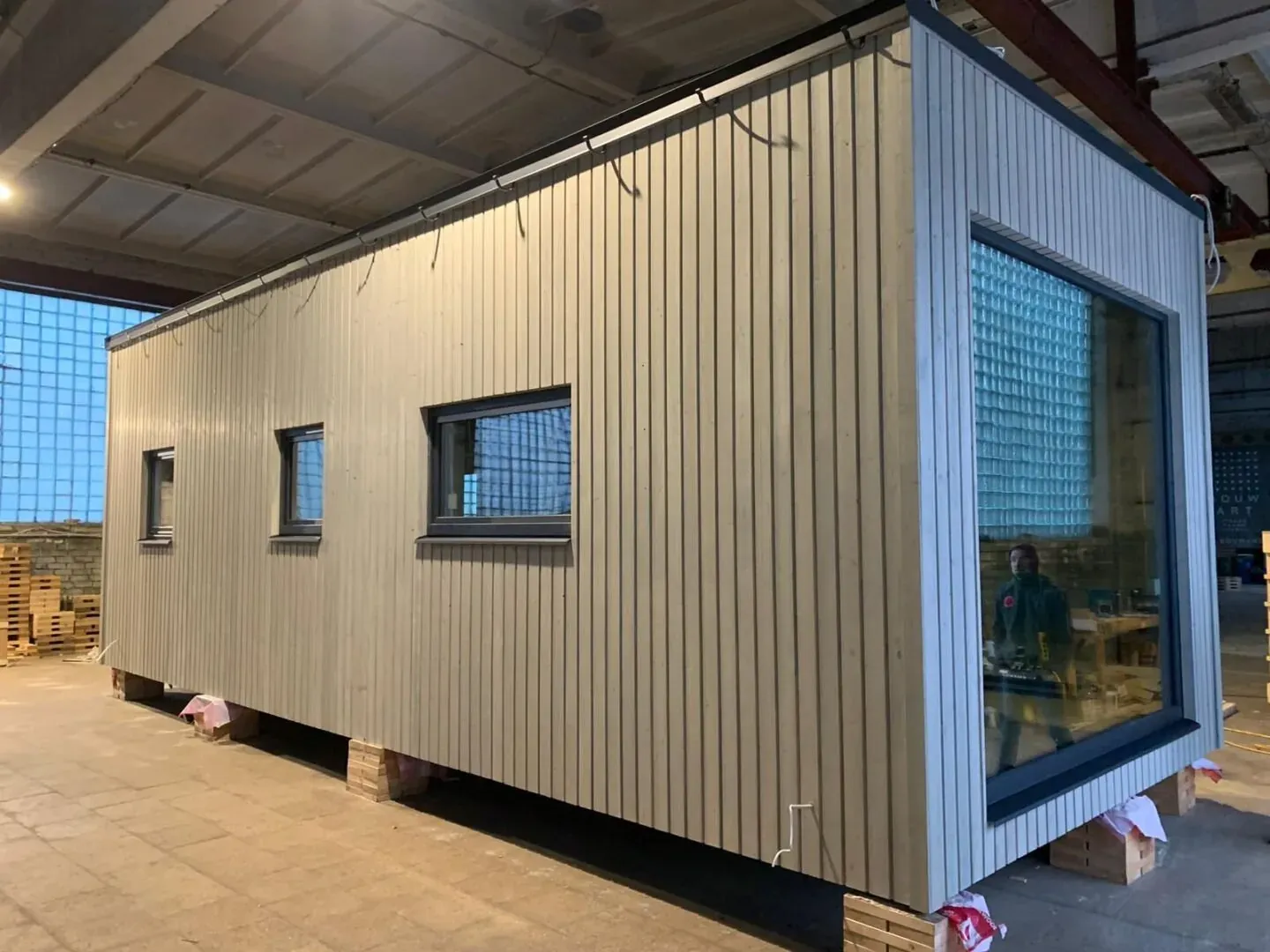Gevelafwerking van een module in de fabriek