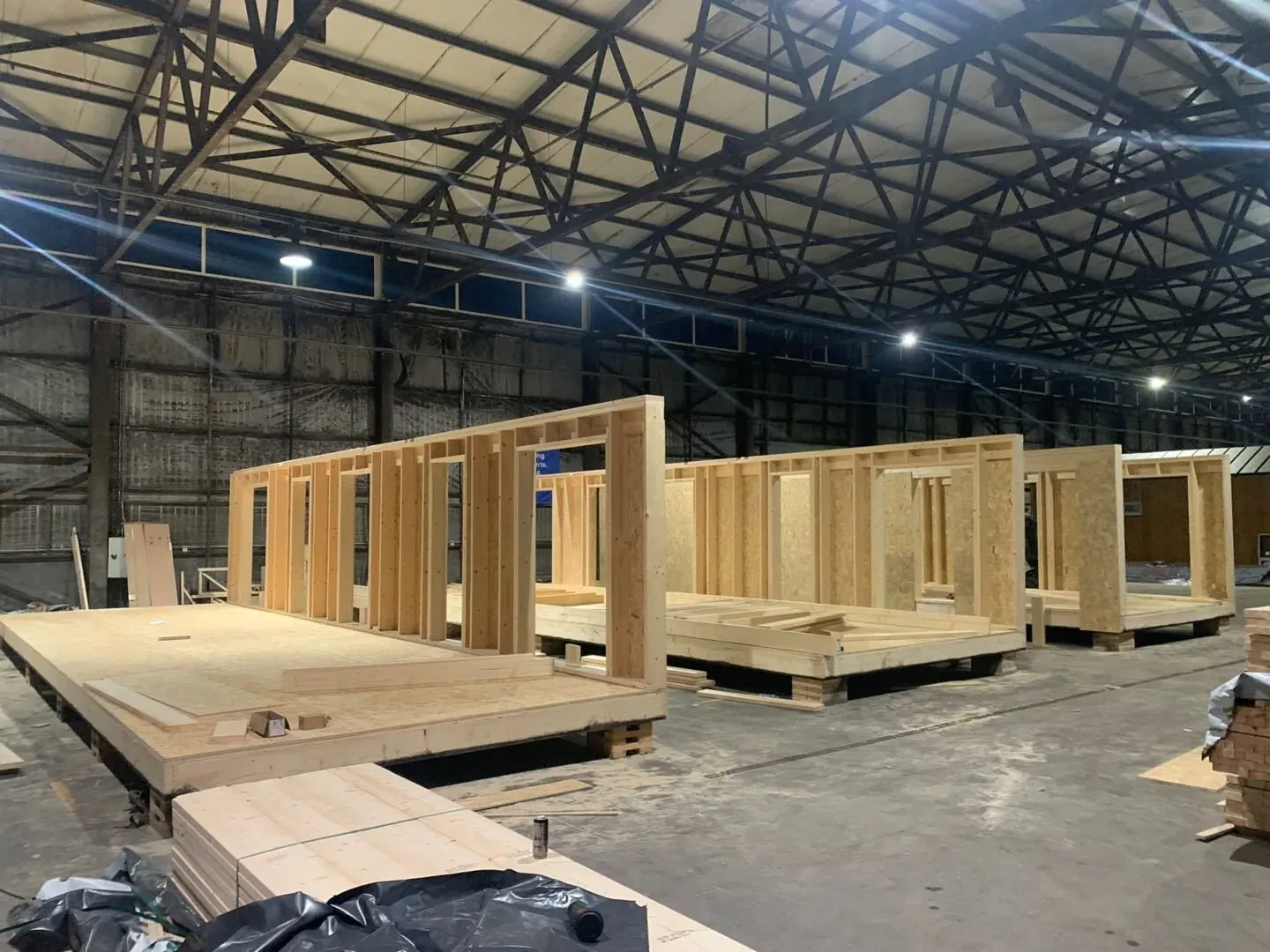 Houtskeletten van modules in de productiehal