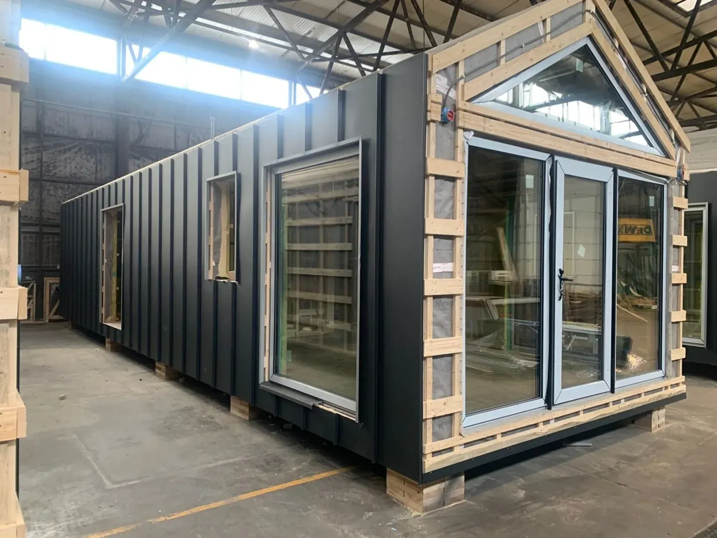 Een afgewerkte module met een glazen kopgevel in de fabriek