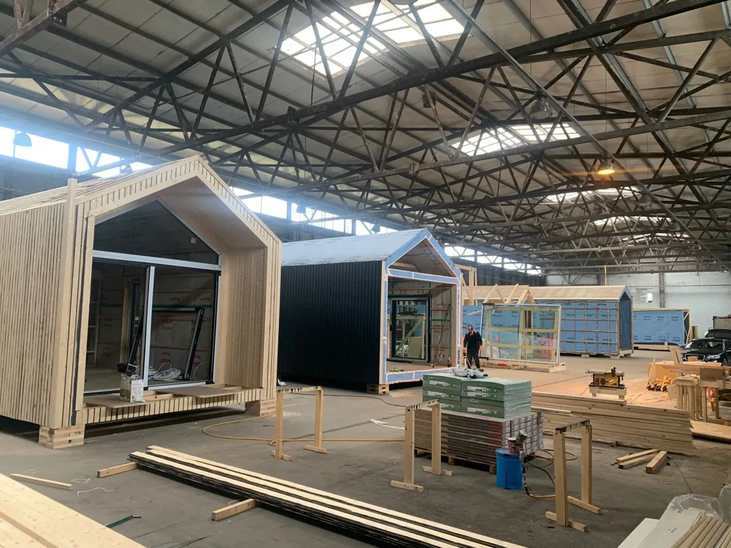 Een modulaire woning wordt in de fabriek in elkaar gezet