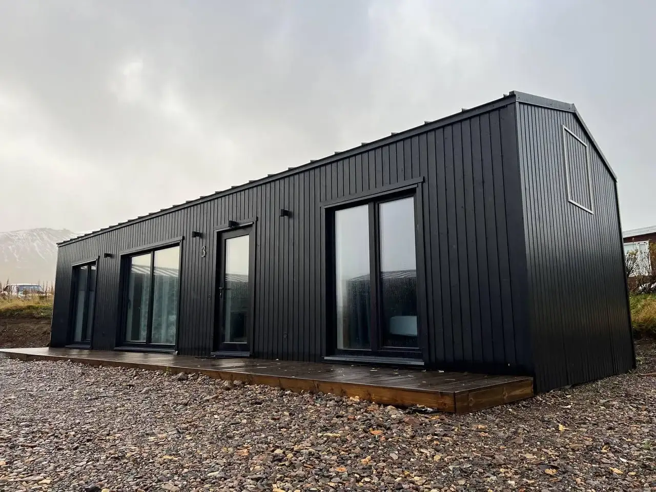 Gerealiseerde modulaire woning van Bouw Art met een zwarte gevel