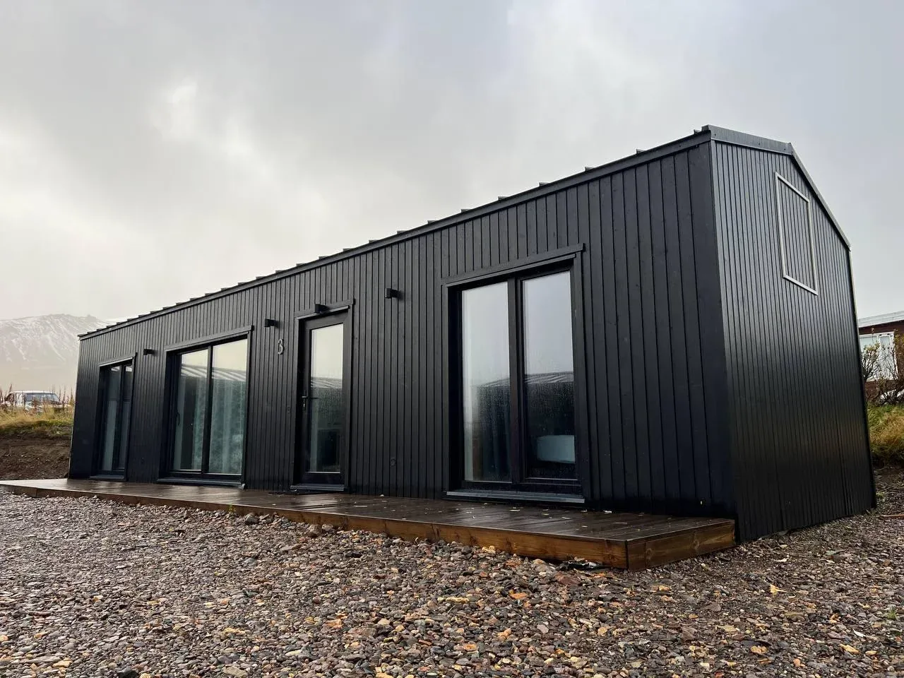 Gerealiseerde modulaire woning van Bouw Art met een zwarte gevel